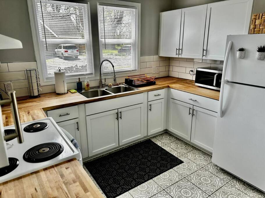 Mrs. Hughes Cottage - 2 Bedroom House W/ Parking Hamilton Εξωτερικό φωτογραφία