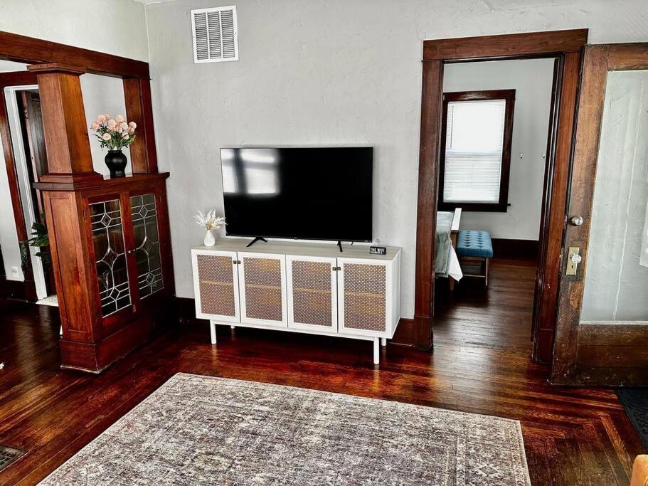 Mrs. Hughes Cottage - 2 Bedroom House W/ Parking Hamilton Εξωτερικό φωτογραφία