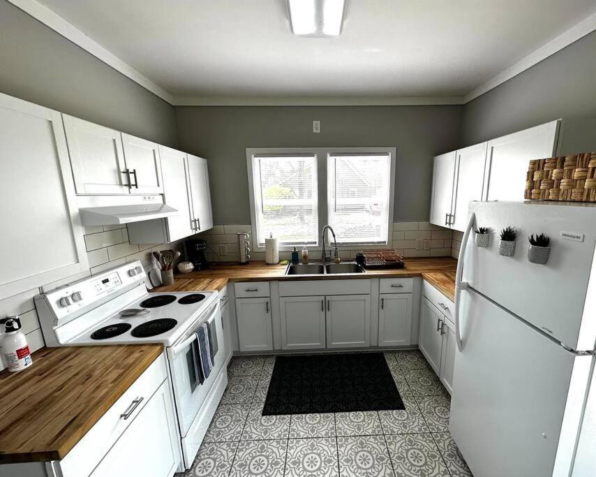 Mrs. Hughes Cottage - 2 Bedroom House W/ Parking Hamilton Εξωτερικό φωτογραφία